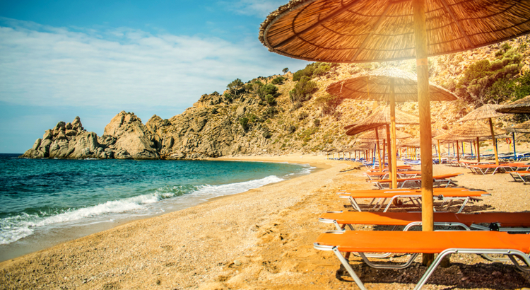 Griechenland Strand mit Liegen ohne Menschen iStock CIPhotos.jpg